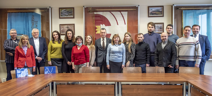 Członkowie delegacji wraz z opiekunami i prorektorem prof. Grzegorzem Ostaszem (pośrodku),, 