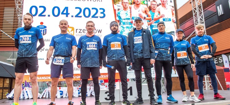Drużyna Klubu Biegacza przed startem Półmaratonu Rzeszowskiego, fot. B. Motyka