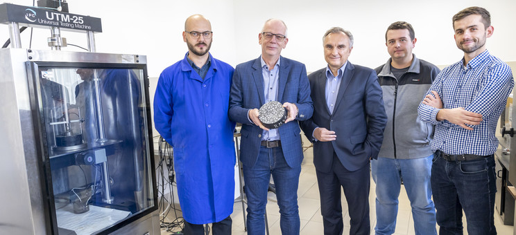 Od lewej: dr inż. K. Kołodziej, dr inż. L. Bichajło, prof. T. Siwowski, mgr inż. K. Kowalski, dr inż. M. Szarata,