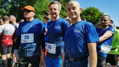 Zdjęcie przedstawia biegaczy z Klubu Biegacza startujacych w Biegu Kolorowej Skarpetki