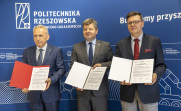 Od lewej: prof. Z. Koruba, prof. P. Koszelnik, prof. Z. Pater,