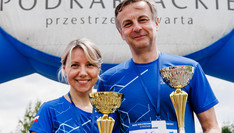 Zdjęcie z dwójką zwycięzców kategorii pracownik PRz w Biegu o Puchar Rektora