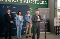 Wystąpienie prof. P. Koszelnika. Z tyłu od lewej: prof. KUL P. Czarnek, prof. PB M. Kosior-Kazberuk, prof. Z. Pater,