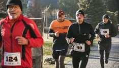 Grupa biegaczy w trakcie biegu w zimny dzień 