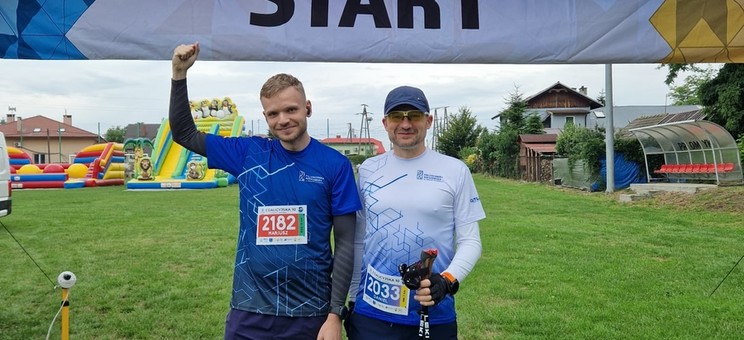Dwóch reprezentantów Klubu Biegacza PRz na starcie biegu w Urzejowicach: Mariusz  Szarek i Daniel Słyś
