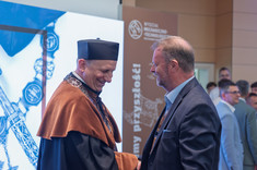 Od lewej: prof. PRz A. Trytek,  S. Gąsior,