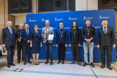 Zwycięzcy z przedstawicielami władz uczelni,